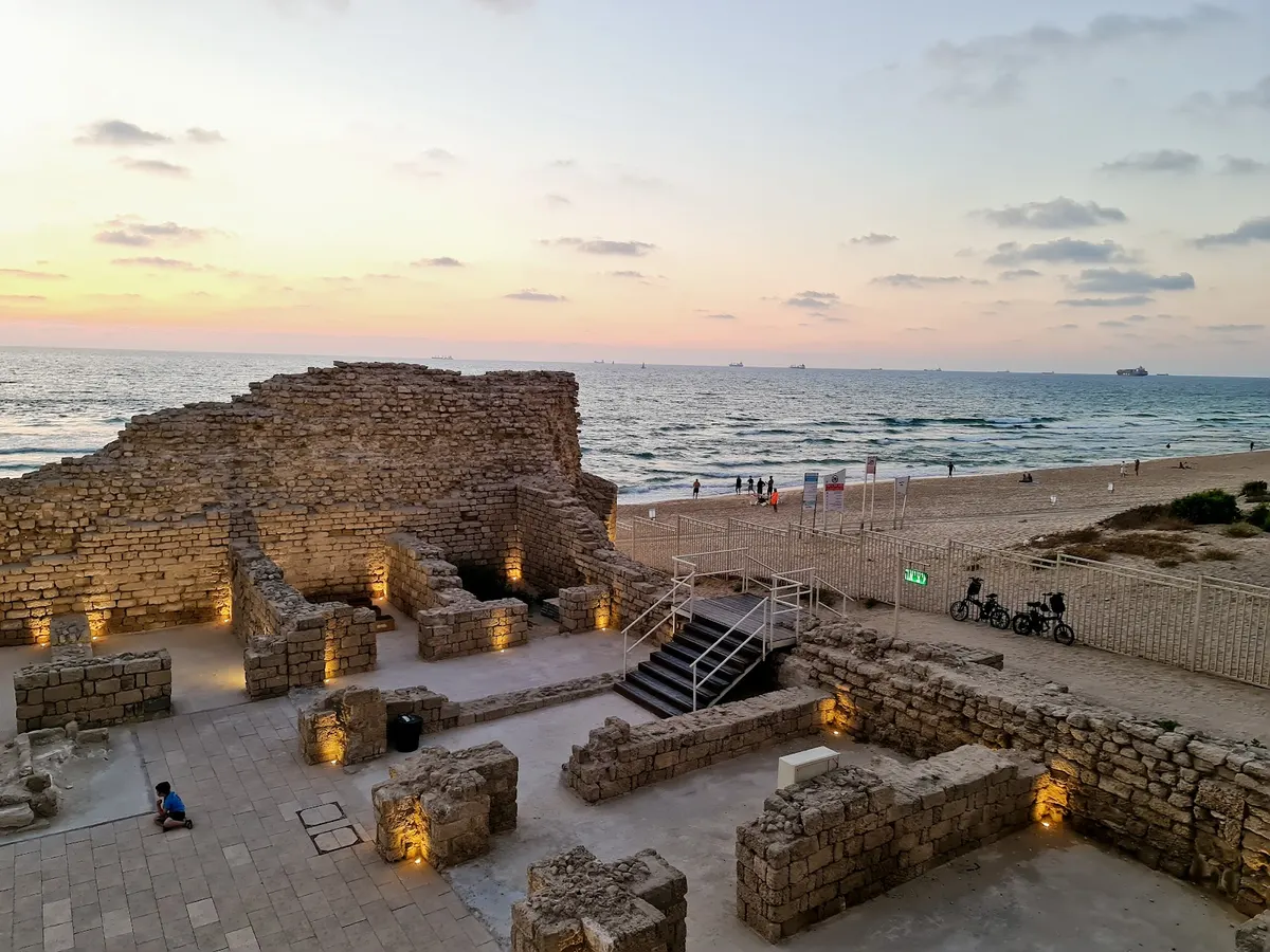 Plage de la Citadelle d'Ashdod et la forteresse d'Ashdod-Yam